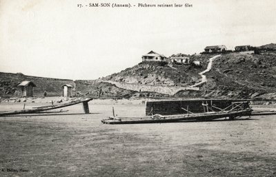 Fiskare tar bort sina nät nära stränderna i Sam Son (Sam-Son), Annam. Vykort från Vietnam, Indokina. Foto ca 1912-1914. av French Photographer