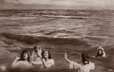 Fem klädda kvinnor i havet (fotocollage) av French Photographer