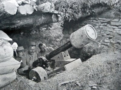 Fransk 48-pistol som användes för att avfyra landminor, 1915 av French Photographer