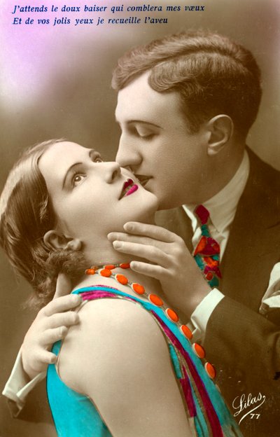 French Couple Kissing, c.1920 (handfärgat silvertryck) av French Photographer