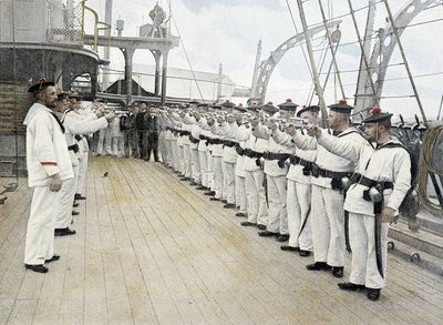 Franska flottan, sent 1800-tal: pistol - revolverövning - Bibl. des Arts deco. av French Photographer