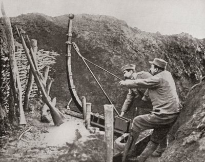 Franska soldater använder en katapult för att kasta bomber under första världskriget, från The Illustrated War News, 1915 av French Photographer