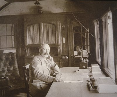 General Pétain i sin järnvägsvagnssalongs huvudkvarter under slaget vid Verdun, februari-december 1916 (s/v foto) av French Photographer