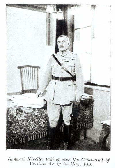 General Robert Nivelle (1856-1924) tar över befälet över armén vid Verdun, maj 1916 (bw foto) av French Photographer