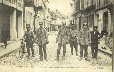 Tyska fångar på gatorna i Soissons, Frankrike, första världskriget (s/v foto) av French Photographer