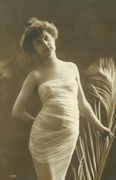 Flicka, täckt av ett lakan, med ett längtande uttryck av French Photographer