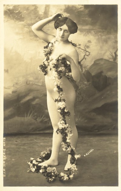 Flicka i kroppsstrumpa håller krans av blommor av French Photographer
