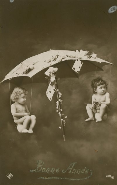 Gott nytt årskort med två bebisar hängande i ett paraply, skickat 1913 av French Photographer