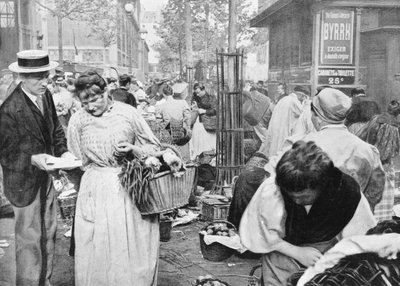 Hawker bland köpare och säljare, Les Halles, Paris, 1896 av French Photographer