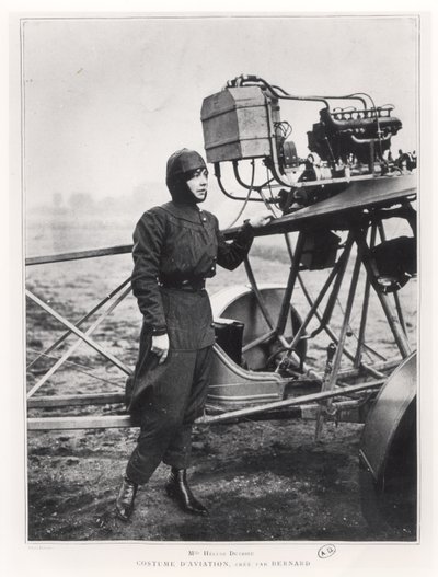 Helene Dutrieu (1877-1961) stående bredvid ett plan, före 1914 av French Photographer