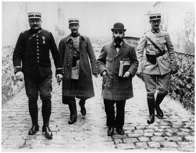 Henri Desire Landru (1869-1922) med tre poliser, ca 1919 av French Photographer