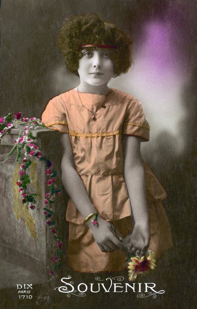 Liten flicka i orange (färgfoto) av French Photographer