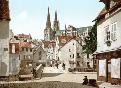 Tittar nedför en gata i Chartres med katedralen i bakgrunden, 1890-1900 av French Photographer