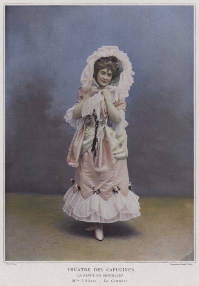 Mademoiselle Filliaux som La Commere i La Revue des Dentelles (färgad bild) av French Photographer