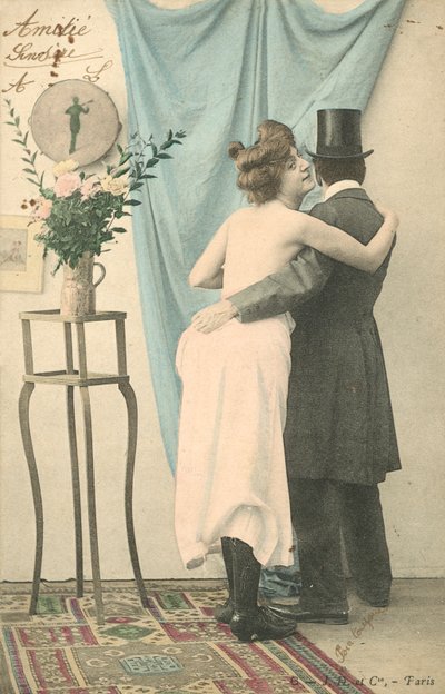 Man i hög hatt med arm runt halvklädd kvinna av French Photographer