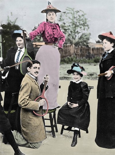 Marcel Proust Fransk författare mitt i en grupp unga kvinnor som spelar gitarr på en tennisracket, på tennisboulevarden Bineau i Paris, 1892 av French Photographer