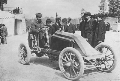 Marcel Renault i början av loppet från Paris till Madrid, 1903 av French Photographer
