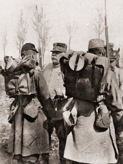 Marskalk Joseph Jacques Césaire Joffre inspekterar sina trupper, från The Illustrated War News, 1915 av French Photographer
