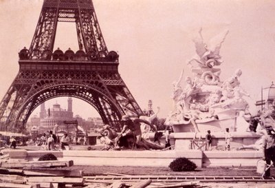Män som bygger fontänen St. Vidal nära Eiffeltornet, c.1888 av French Photographer