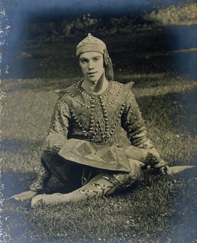 Nijinsky sitter med benen i kors, utklädd till prins Igor av French Photographer
