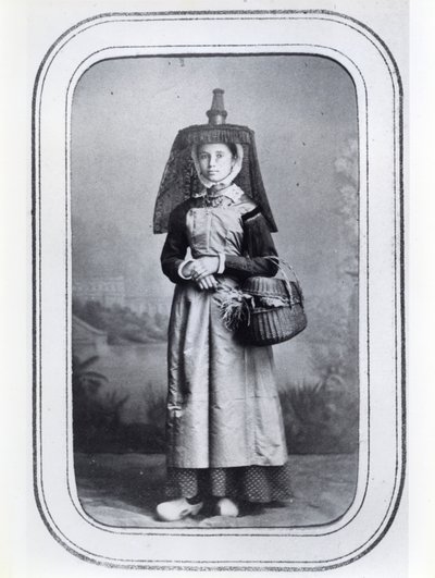 Fotovisitkort som visar fransk regional kostym, ca 1860-70 (s/v foto) av French Photographer