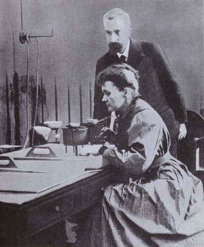 Pierre och Marie Curie, upptäckare av Radium, i deras laboratorium vid Paris universitet, 1898 av French Photographer