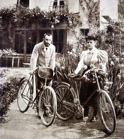 Pierre och Marie Curie i deras trädgård 1895 av French Photographer