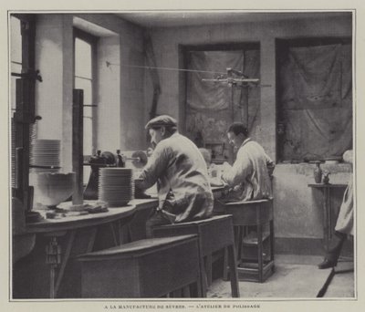 Polerverkstad på Sevres porslinsfabrik, Frankrike (s/v foto) av French Photographer