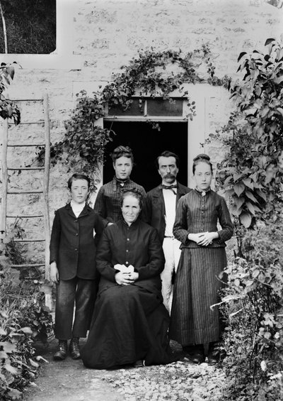 Porträtt av en familj i närheten av Bourmont en Haute Marne. Fotografi sent 1800-tal. Ducos samling. av French Photographer