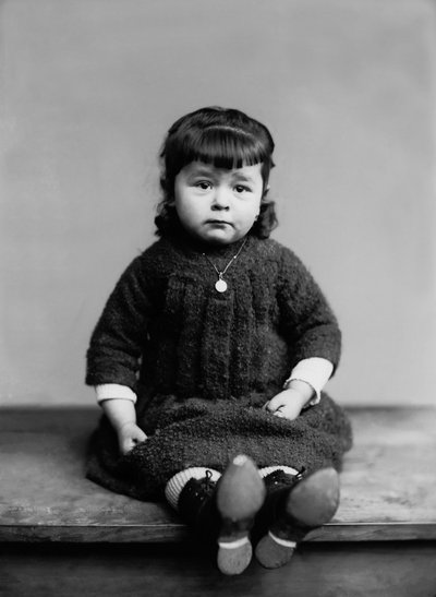 Porträtt av en liten flicka från Bourmont i Haute Marne, med sin dopmedalj. Fotografi sent 1800-tal. Ducos samling. av French Photographer