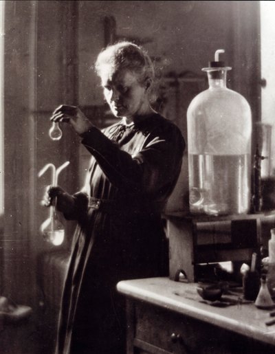 Porträtt av fysikern Marie Curie (1867-1934) i sitt laboratorium 1925 (foto) av French Photographer