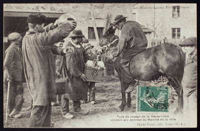 Vykort föreställande en bonde i Haute-Loire som säljer mat på marknaden, ca 1900 av French Photographer