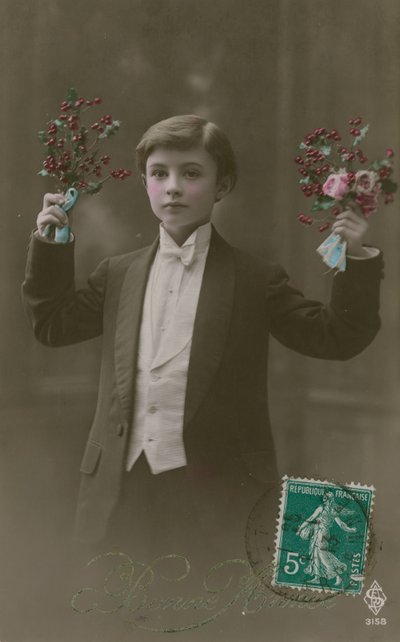 Vykort av en pojke i vit slips och svansar som håller blommor och bär, skickat 1913 (handfärgat foto) av French Photographer