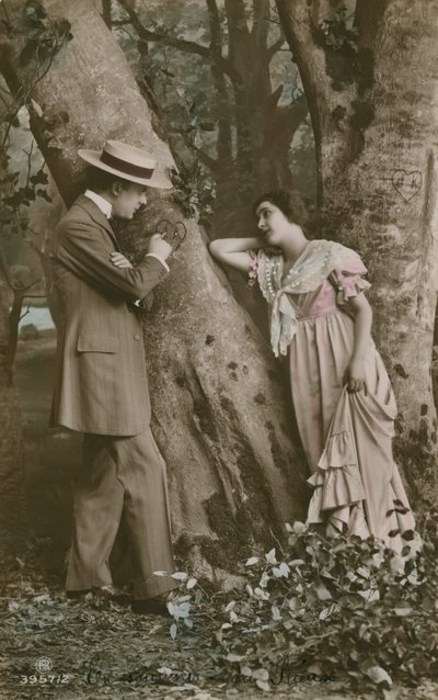 Vykort av älskare som ristade ett hjärta på ett träd, skickat 1913 (handfärgat foto) av French Photographer