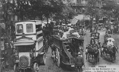 Vykort som visar en omnibusstation vid korsningen mellan Boulevard Montmartre och Boulevard des Italiens, Paris, 1905-10 av French Photographer