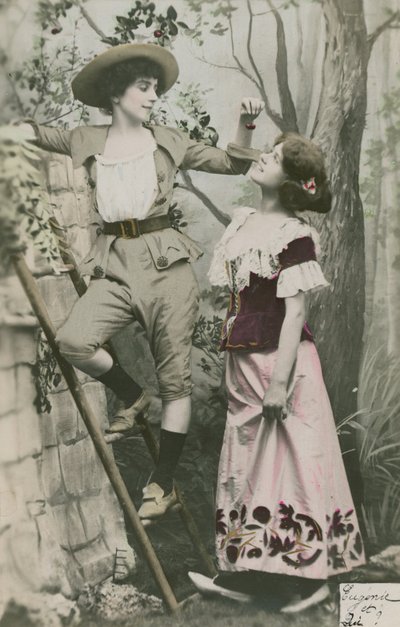 Vykort som visar två flickor klädda i kostym med körsbär, skickat 1913 (handfärgat foto) av French Photographer