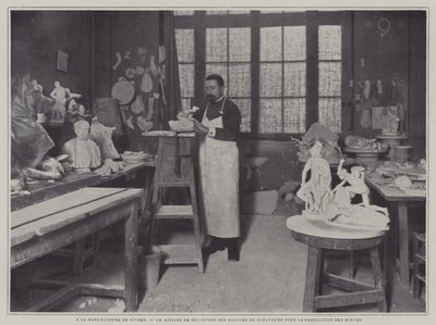 Förbereder formar i en verkstad på Sevres porslinsfabrik, Frankrike (s/v foto) av French Photographer
