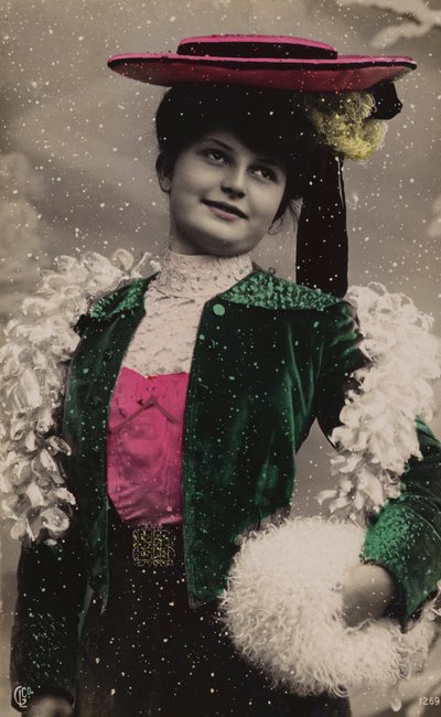 Söt tjej, i fina kläder, i snön av French Photographer