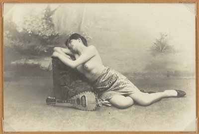 Liggande kvinna med mandolin, ca 1895 (silvertryck av gelatin) av French Photographer