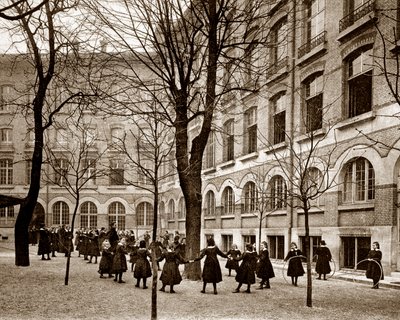 Fritidsdomstol vid Madame de Saissevals skola (Carcado - Saisseval) i Paris i slutet av artonhundratalet, före 1900 (s/v foto) av French Photographer