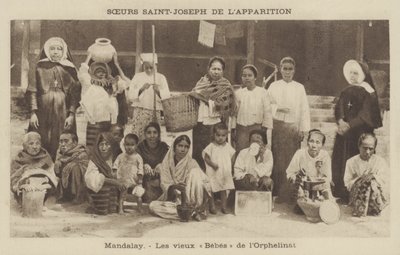 Invånare i ett barnhem som drivs av Sisters of St Joseph, Mandalay, Burma (s/v foto) av French Photographer