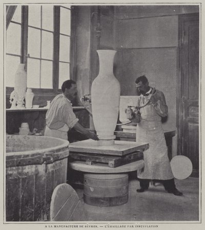 Sprayemaljering av en vas på Sevres porslinsfabrik, Frankrike (s/v foto) av French Photographer
