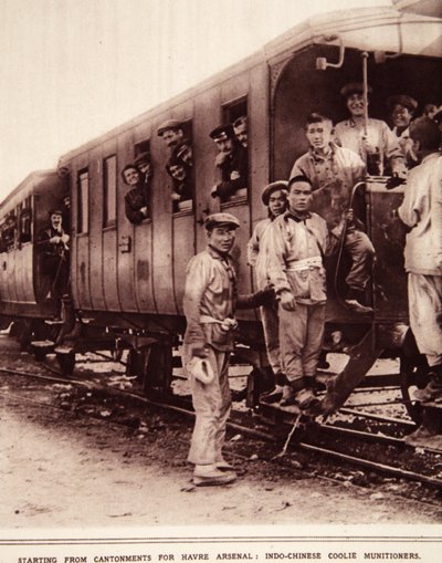 Utgående från Cantonments for Havre Arsenal: Indo-kinesiska coolies ammunitioners, illustration från The Illustrated War News, september 1916 (sepiafoto) av French Photographer