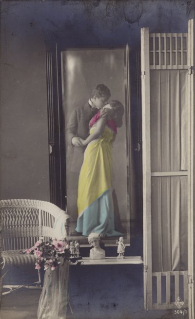 Reflexionen i en spegel av ett ungt par som kysser (tonat foto) av French Photographer