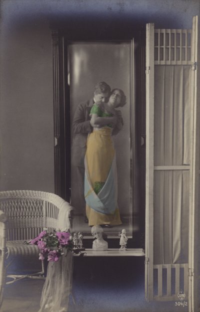 Reflexionen i en spegel av ett ungt par som kysser (tonat foto) av French Photographer