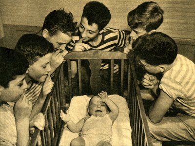 ""un"" för veckotidningen "" Bonjour Dimanche - pour la famille "" regisserad av Jean Nohain, 22 februari 1948 av French Photographer