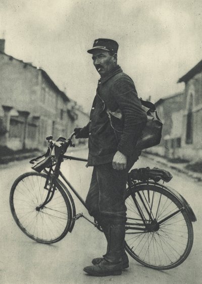 Den här franska brevbäraren tycker att hans cykel är väldigt användbar av French Photographer