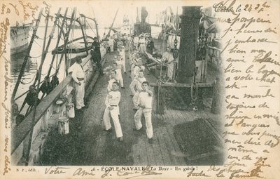 Sjömanspraktik på en fransk sjöfartsskola har en boxningslektion på däck. Vykort skickat 1913. av French Photographer
