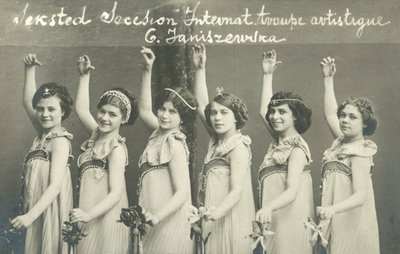 Trupp av unga kvinnliga dansare som ler av French Photographer