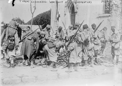 Turcos undersöker krigsbytet vid Neufmentiers, 1914 (foto) av French Photographer
